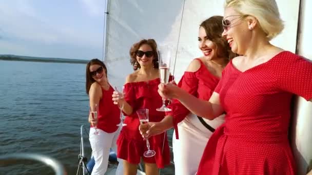 Snygga kvinnor i röda kläder med segelbåt parti — Stockvideo