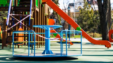 Terk edilmiş atlıkarınca ve boş oyun parkında kısıtlama bandıyla slaytlar