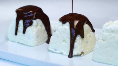 Süzme peynirin üzerine dökülen sıcak çikolata