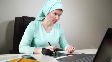 Evden karantina üzerinde çalışan tablet ve dizüstü bilgisayar kullanan kadın grafik tasarımcısı