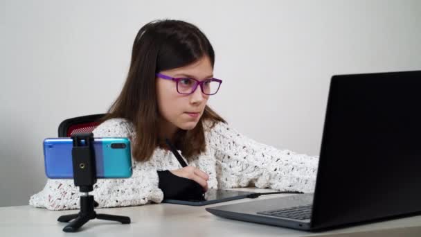 Έξυπνο κορίτσι βλέποντας σε απευθείας σύνδεση πορεία στο γραφικό σχεδιασμό και σχέδιο στο tablet — Αρχείο Βίντεο