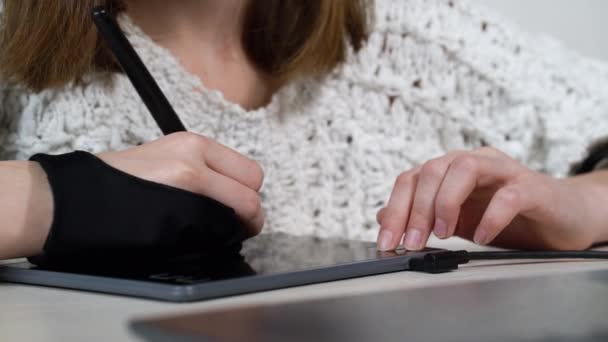 Mãos de criança desenhando desenhos em tablet gráfico em casa — Vídeo de Stock