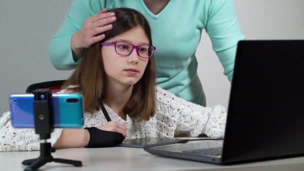 Menina estudando design gráfico em casa e mãe assistindo-a — Vídeo de Stock