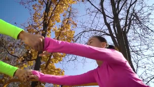 Cheerful couple of athletes holding hands and exercising outside — Stock Video