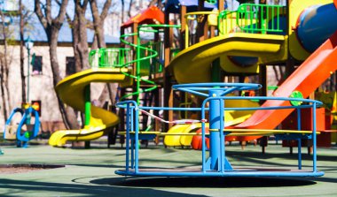 Salgın sırasında atlıkarınca boş oyun alanında dönüyor