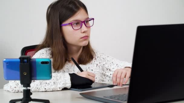 Menina estudando design gráfico on-line e desenho em tablet — Vídeo de Stock