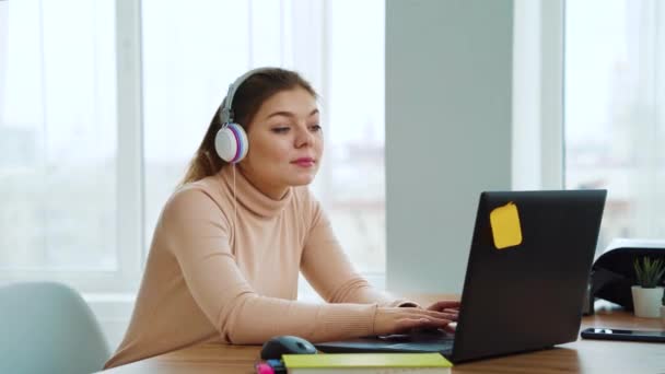 Деловая женщина шокирована информацией на ноутбуке в офисе — стоковое видео