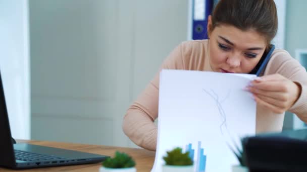 Empresária estressada conversando por telefone, digitando no laptop e lendo papéis — Vídeo de Stock