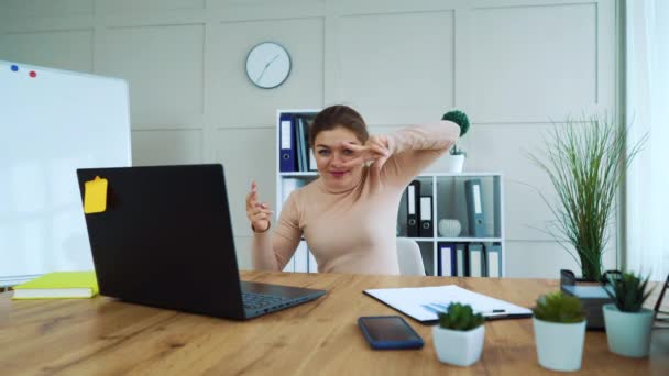 Happy office manager dancing at table during work break — Stock video