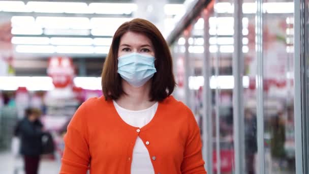 Fille attrayante dans le masque médical posant à l'épicerie pendant COVID — Video