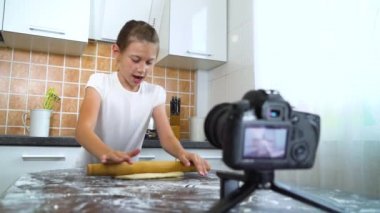 Genç vlogger yemek blogu için içeriği merdaneli hamurla kaydediyor