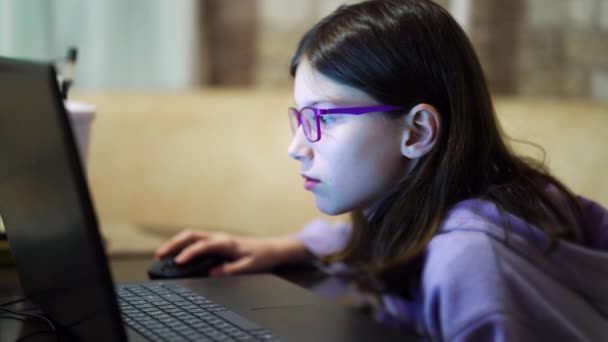 La educación en el hogar para la niña preadolescente utilizando el ordenador portátil durante la cuarentena — Vídeo de stock