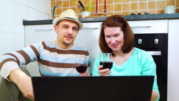 Happy couple on quarantine at home having online party via laptop — Stock Video