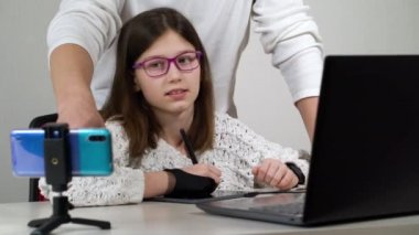 Akıllı çocuk evde babasıyla birlikte grafik tasarımı okuyor.