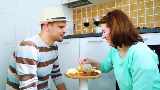 Couple amoureux à la date romantique à la maison pendant la quarantaine — Video