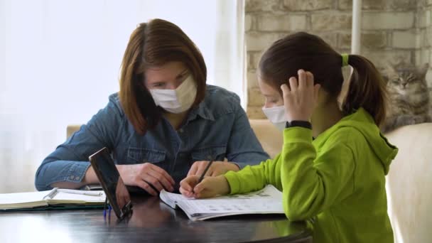 Madre ayudando a su hija con la tarea durante la cuarentena COVID — Vídeo de stock