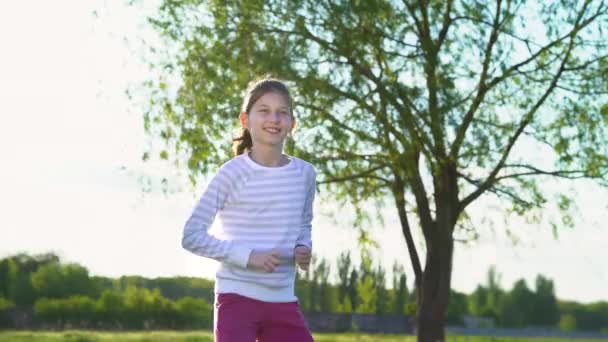 Active girl catching and throwing frisbee disc in park — Stock Video