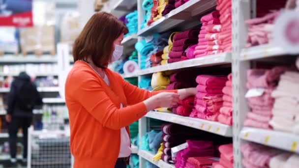 Mädchen kauft während Pandemie Badetuch im Supermarkt — Stockvideo