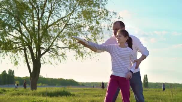 Papá enseñando a su hija a lanzar disco de frisbee en el parque de verano — Vídeos de Stock