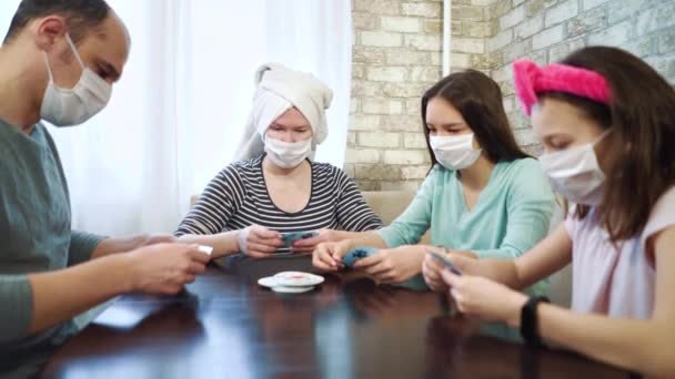 Familia alegre quedarse en casa para la cuarentena y jugar a los juegos de cartas — Vídeos de Stock