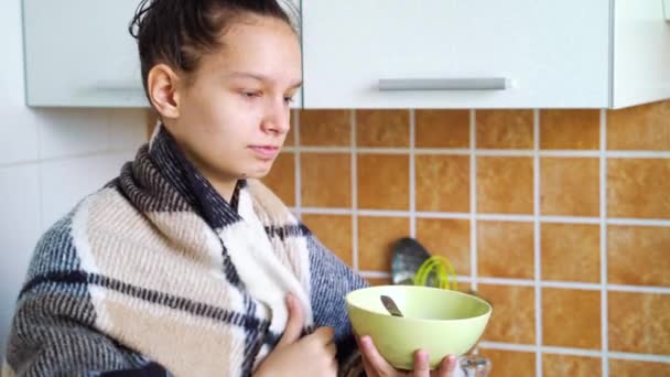 Depressief tiener meisje met acne huid met ontbijtgranen — Stockvideo