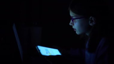 Karanlıkta alet kullanan duygusal kız.