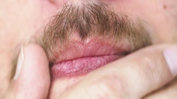 Macro filmagem de homem tocando seu bigode — Vídeo de Stock