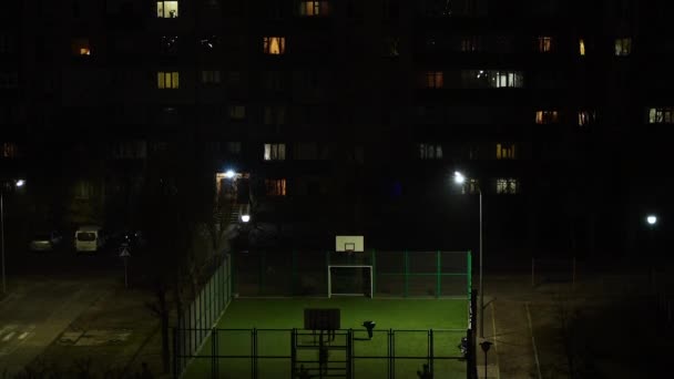 Timelapse obyvatelé města hrají fotbal v noci v blízkosti vícestranné budovy — Stock video