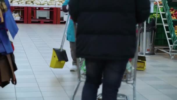 Trabajadores de servicios de limpieza barriendo piso en supermercado — Vídeo de stock