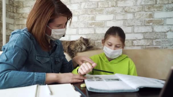 Maman aidant fille avec les devoirs pendant la pandémie — Video