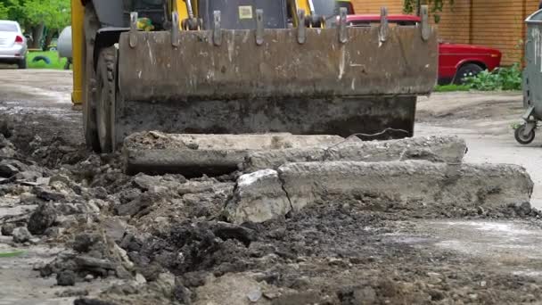 Lavori stradali con bulldozer rimozione vecchio confine — Video Stock