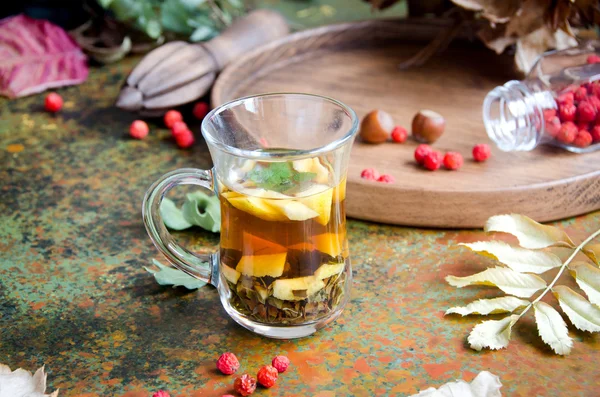 Прозрачный чай стеклянные цветы рябины лист — стоковое фото