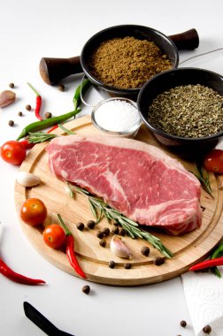 çiğ biftek yuvarlak ahşap kesme tahtası baharat