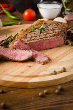az pişmiş biftek ahşap kesme tahtası biberiye baharat