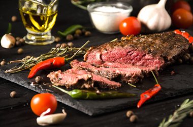 az pişmiş biftek siyah dikdörtgen plaka baharat biberiye 