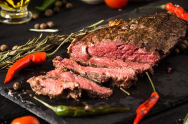 az pişmiş biftek siyah dikdörtgen plaka biber biberiye 