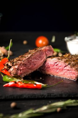 az pişmiş biftek siyah dikdörtgen plaka biber 