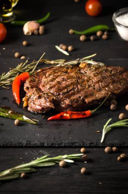 az pişmiş biftek siyah dikdörtgen plaka baharat kayrak