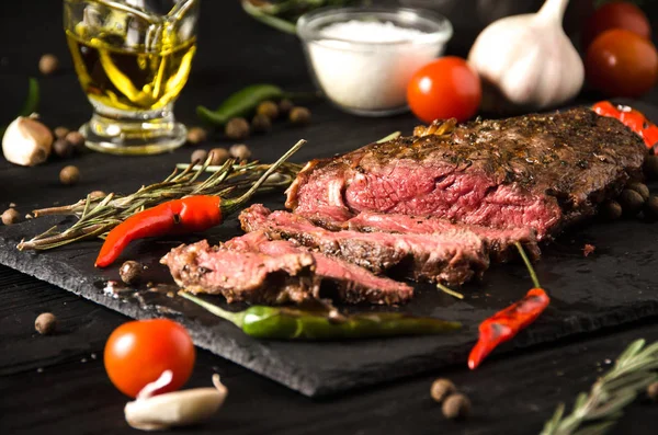 az pişmiş biftek siyah dikdörtgen plaka baharat biberiye 