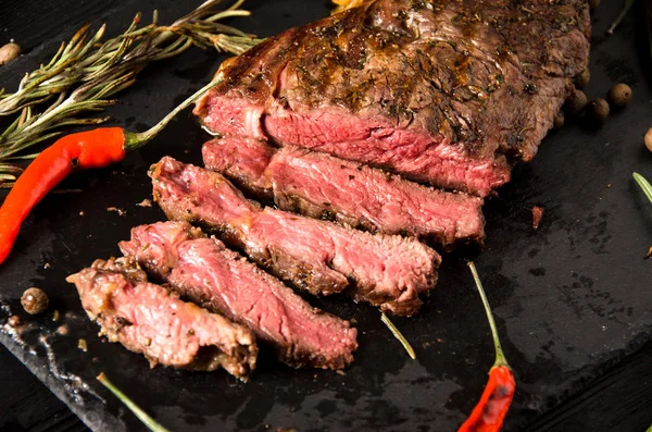 az pişmiş biftek siyah dikdörtgen plaka kayrak biberiye