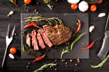 az pişmiş biftek siyah plaka baharat Üstten Görünüm