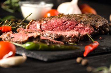 az pişmiş biftek siyah kare plaka baharat biberiye