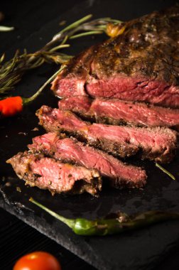 az pişmiş biftek siyah kare plaka biber biberiye