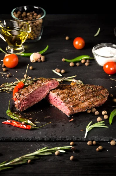 Seltenes Steak schwarzer quadratischer Teller Pfeffer — Stockfoto