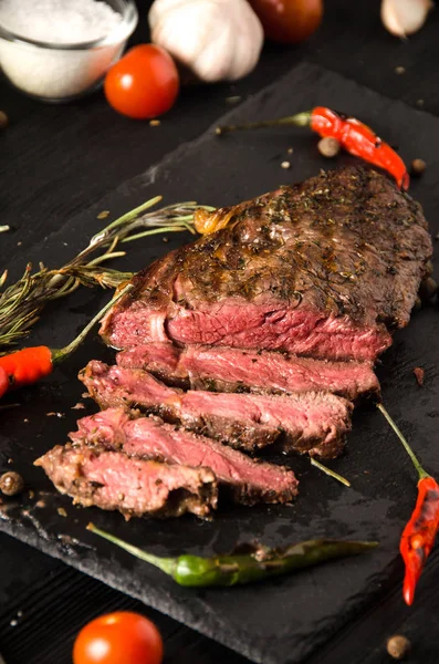 Seltenes Steak schwarzer quadratischer Teller Knoblauch Gewürze — Stockfoto
