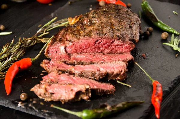 Seltenes Steak schwarzer quadratischer Teller Schiefer Rosmarin — Stockfoto