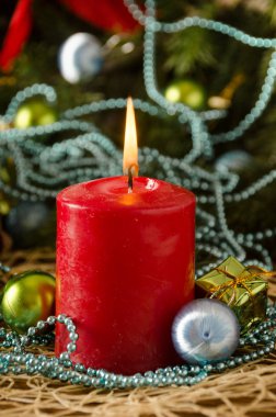 Noel mum topları koni yakın hediyeler 