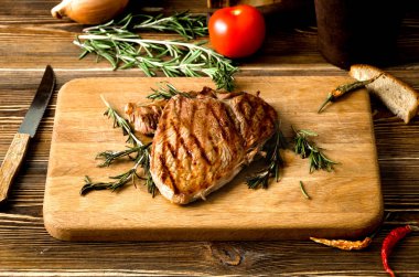 ızgara biftek biberiye dikdörtgen ahşap kesme tahtası biber 