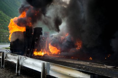 Tank kamyon trafik kazası yanma 