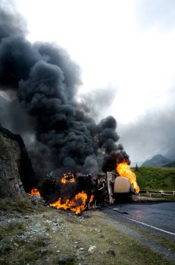 Yanan gaz tank kamyon trafik kazası 